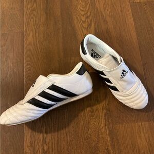 Adidas WOMEN'S TAEKWONDO - CLOUD WHITE/CORE BLACK/GUM size 8